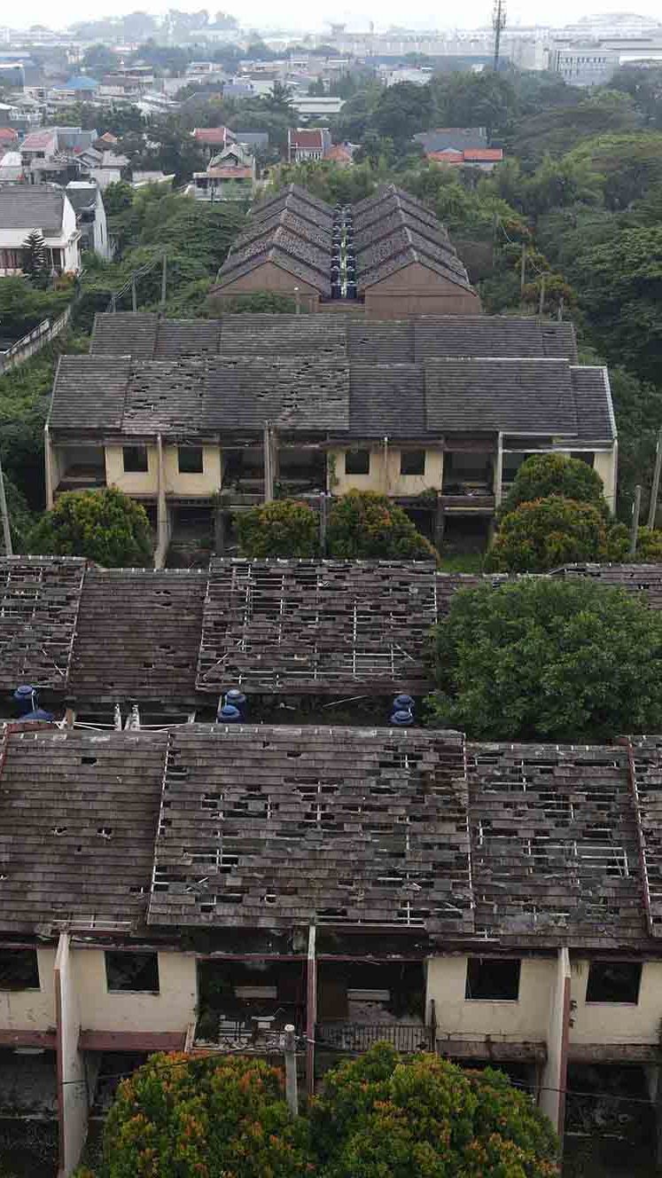 FOTO: Suramnya Kompleks Perumahan Mewah Terbengkalai di Pulogadung, Bangunan Rusak dan Dipenuhi Semak Belukar