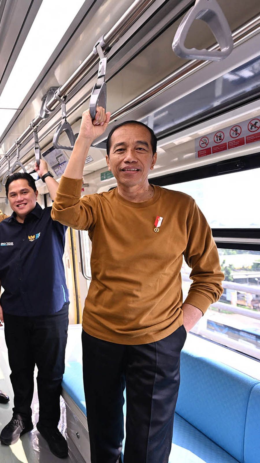 FOTO: Presiden Jokowi Semringah Jajal LRT Tanpa Masinis: Nyaman dan Lancar