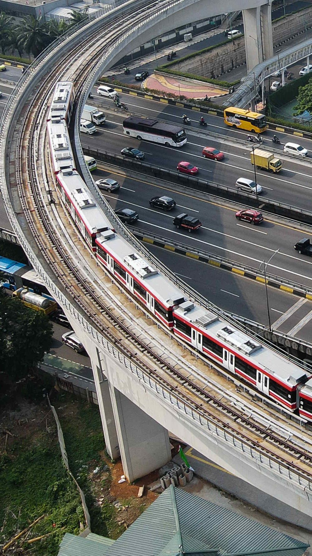 FOTO: Melihat Detail Jembatan Lengkung LRT Jabodebek di Kawasan Kuningan yang Dianggap Salah Desain