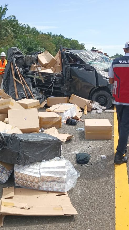 Pikap Pengangkut Rokok Ilegal Pecah Ban dan Terguling di Tol Pekanbaru, Sopir Tewas