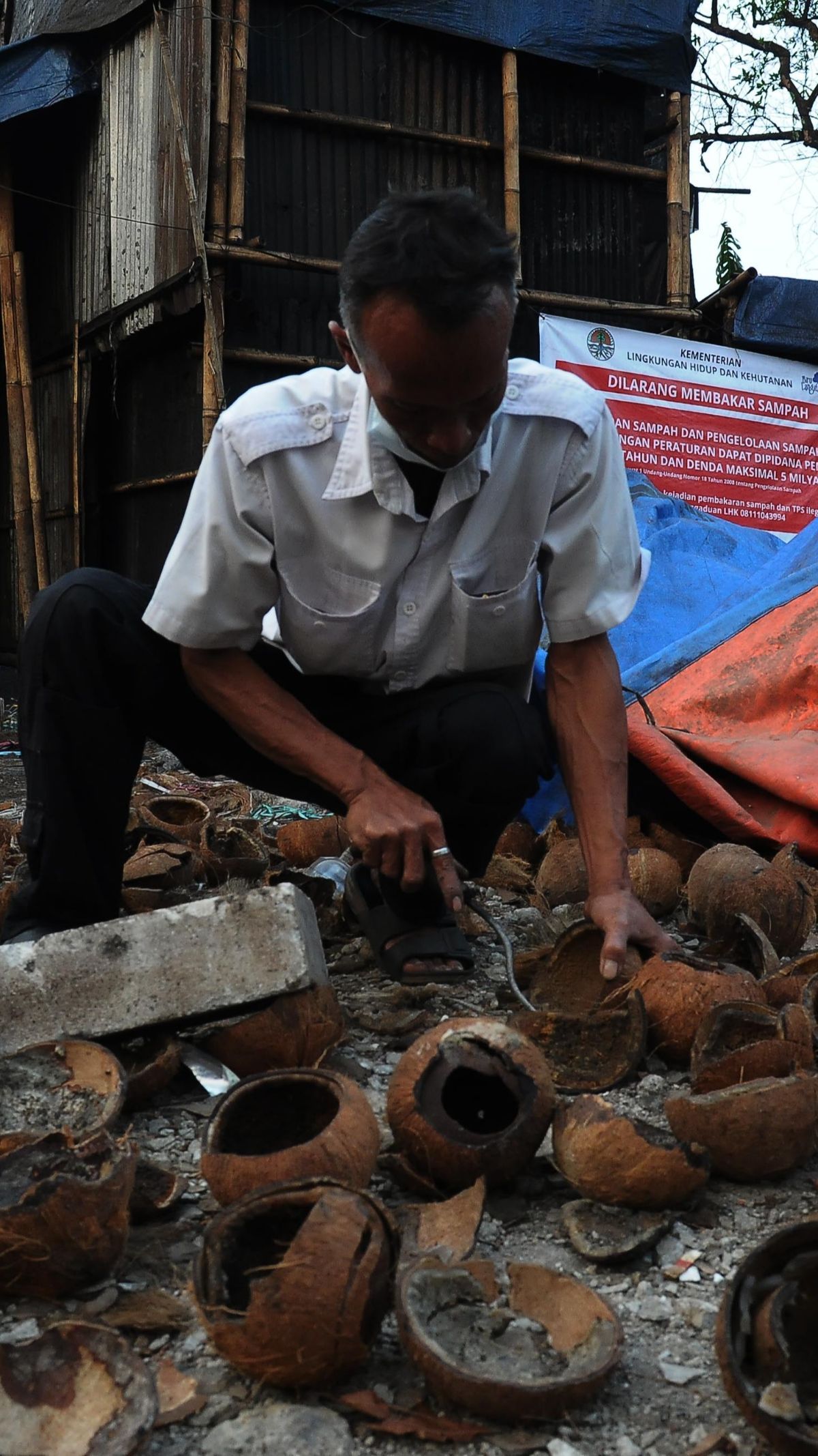 FOTO: Jadi Pemicu Polusi Udara di Jakarta, Kementerian Lingkungan Hidup dan Kehutanan Tutup Operasional Pabrik Arang Batok Kelapa