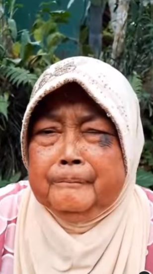 Sesak Dada Melihatnya, Saking Miskinnya Nenek ini Makan Nasi Cuma Sama Micin Dicampur Air Hangat