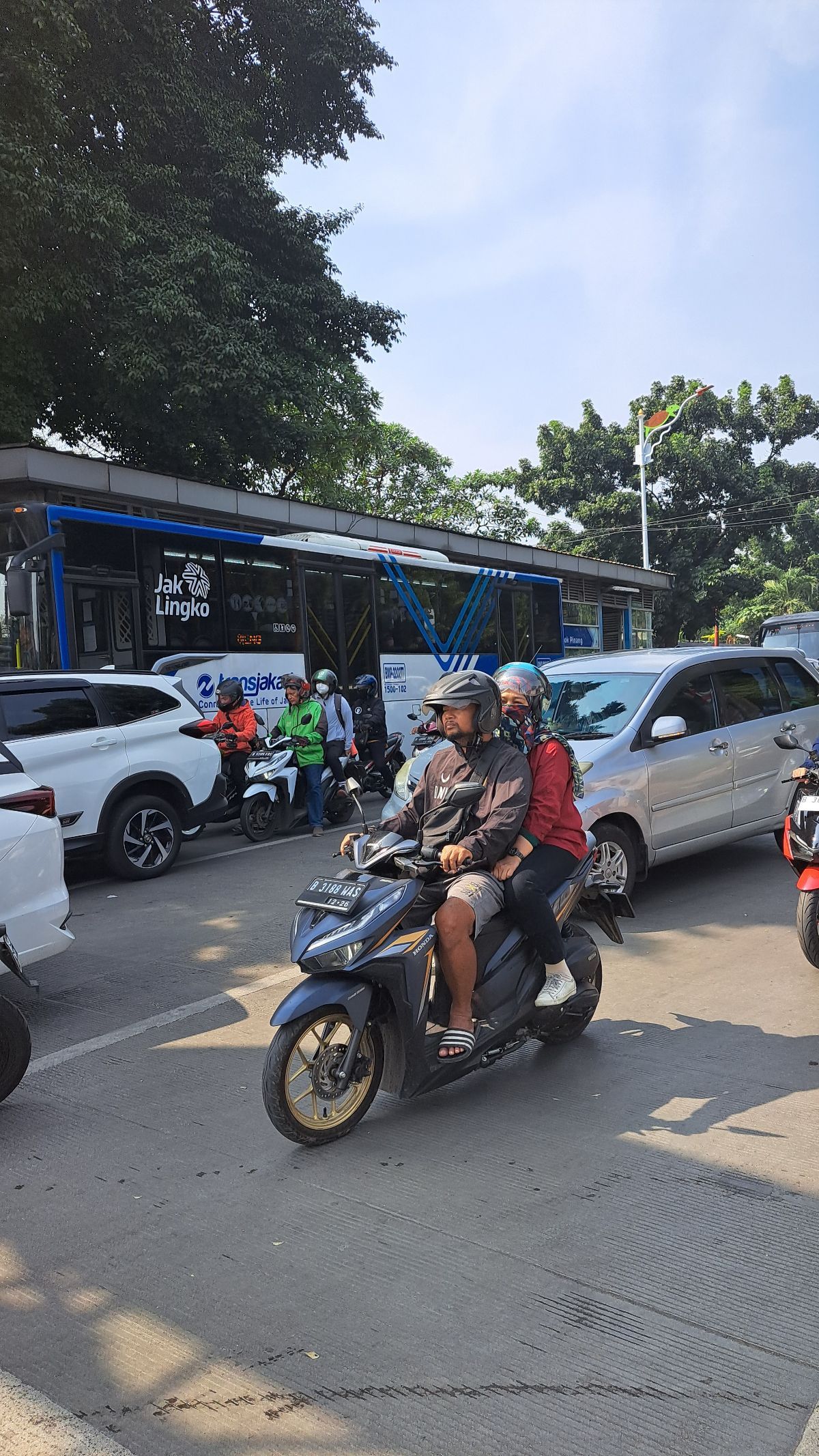 Macet Parah Akibat Proyek Galian Saluran Air di Pondok Pinang Jaksel, Pedagang Mi Ayam Mengeluh Omzet Menurun 50 Persen