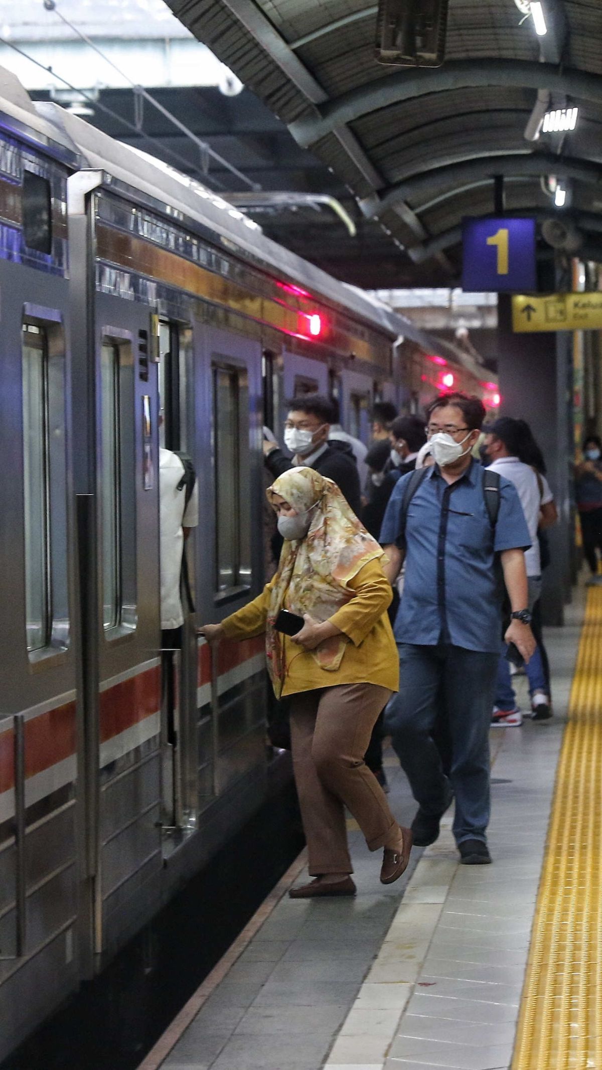 Membandingkan Besaran Ongkos MRT, LRT Jabodebek dan KRL