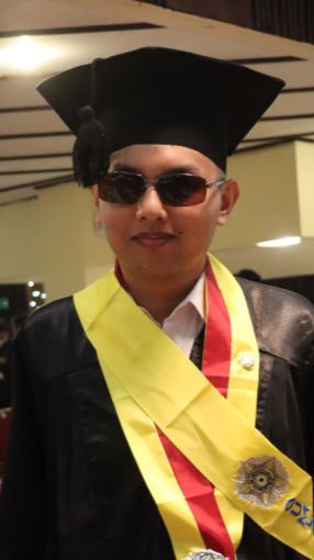 Kisah Farrel Penyandang Disabilitas Peraih Predikat Cumlaude UGM