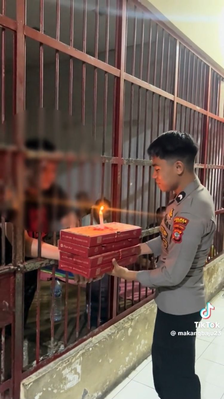 Memanusiakan Manusia, Momen Polisi Beri Kejutan Ultah Tahanan Ini Penuh Haru