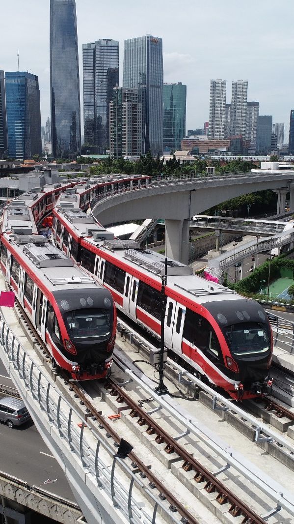 Aji Mumpung, Warga Sekitar Stasiun LRT Jabodebek Langsung Buka Lapak Parkiran Bertarif Murah