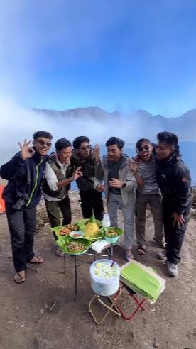 Aksi Para Pendaki Ini Bikin Heran, Di Gunung Masak Tumpeng hingga Bakso