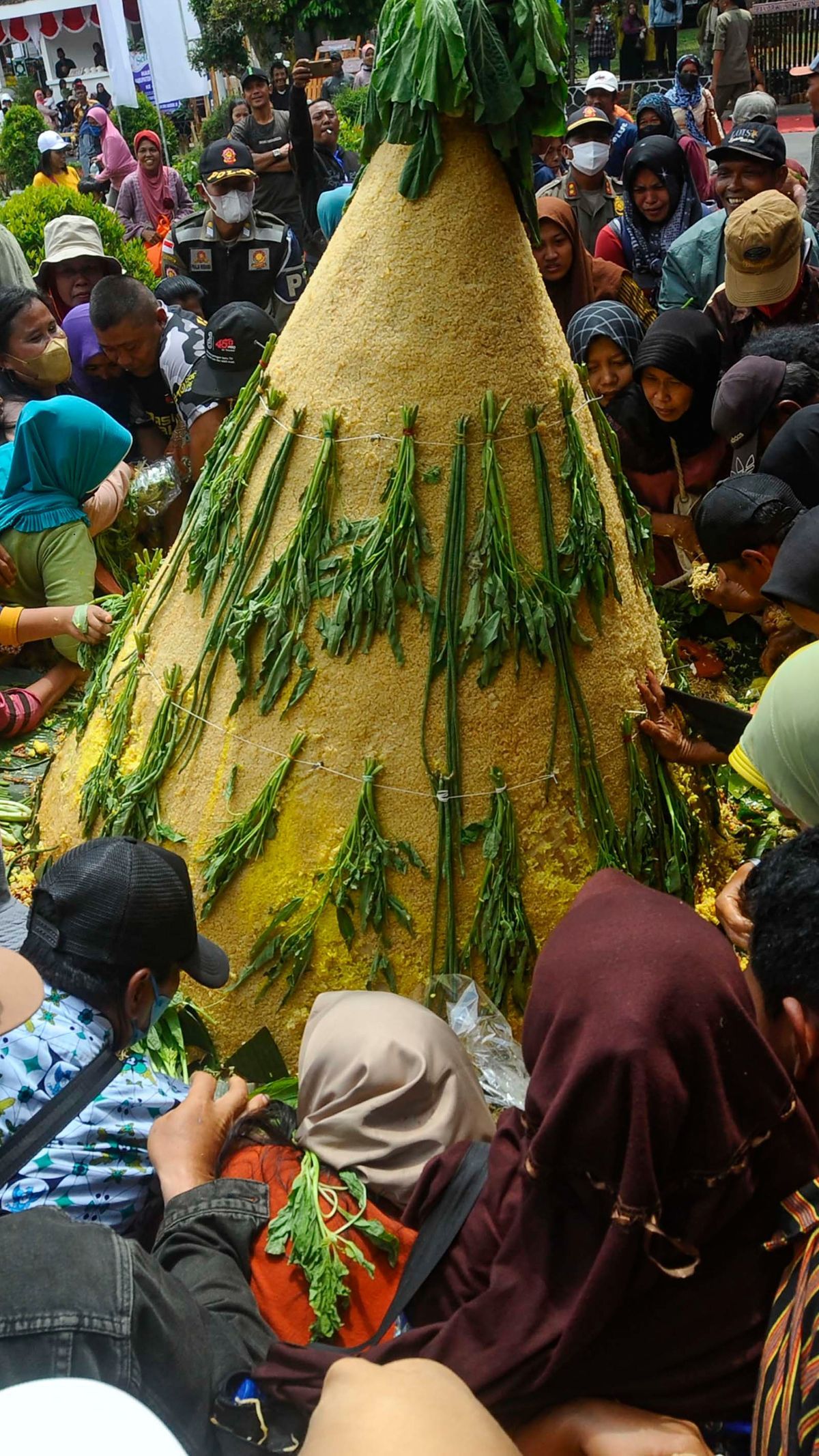 FOTO: Perayaan HUT Kabupaten Trenggalek, Warga Antusias Berebut Berkah Tumpeng Raksasa