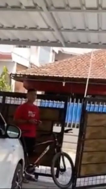 Detik-Detik Maling Sepeda Kepergok saat Beraksi, Aksi Pemilik Rumah Curi Perhatian