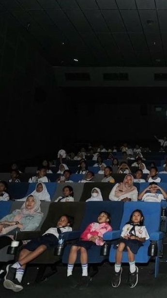 Hindari Bosan Belajar di Kelas, Begini Momen Ratusan Siswa SD Madiun Nobar Film di Bioskop