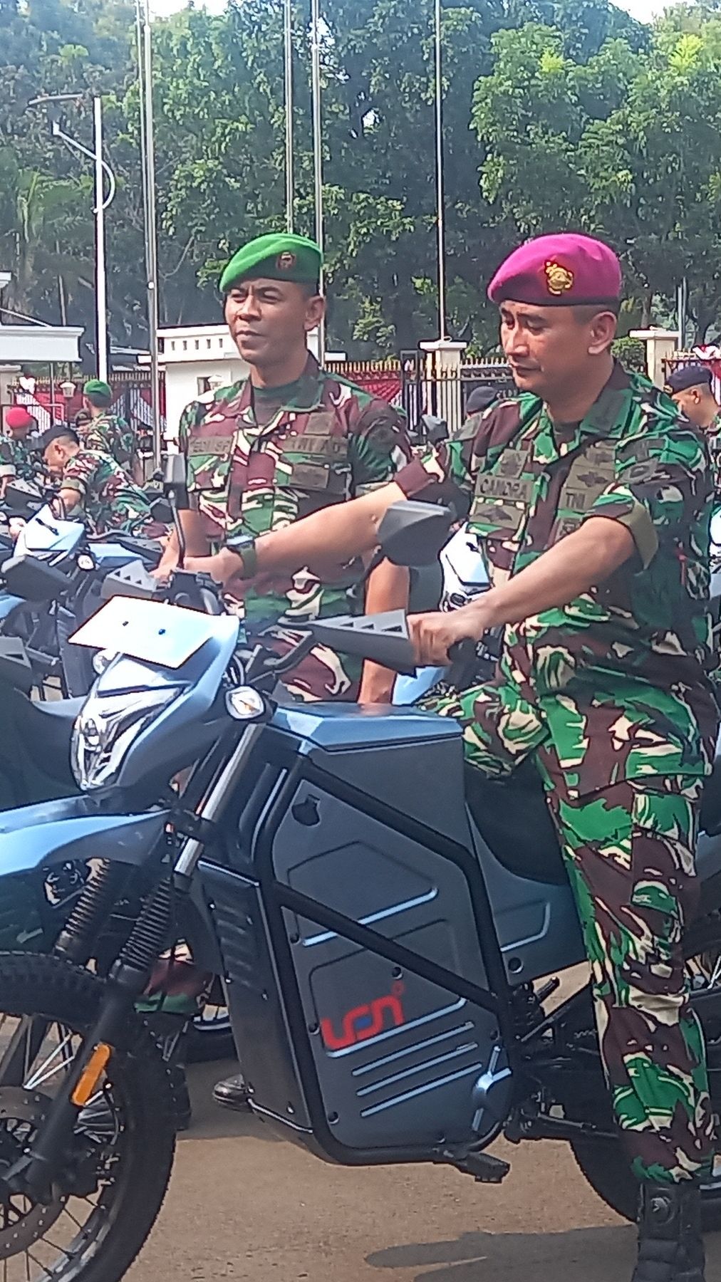 Momen Prajurit TNI Jajal Motor Trail Listrik Pemberian Mantan Komandan Jenderal Kopasus