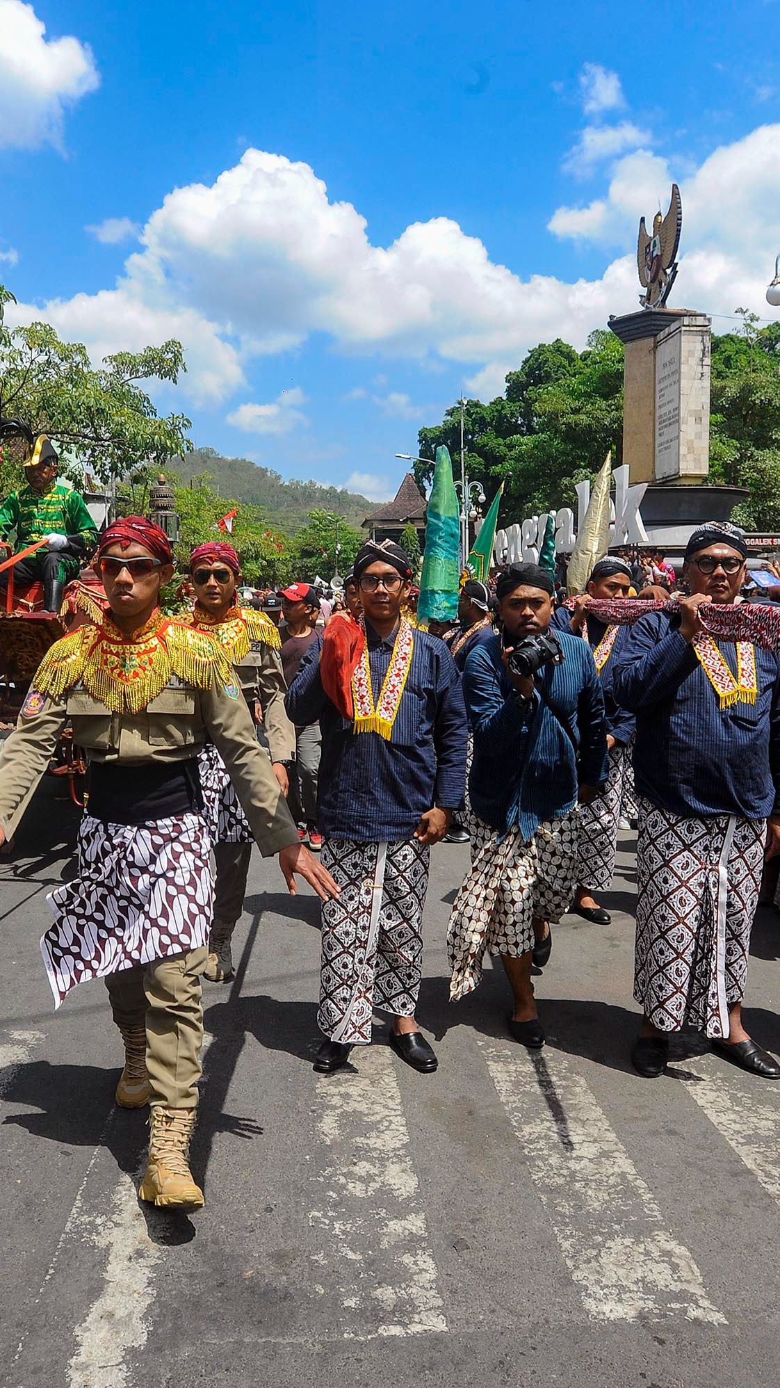 FOTO: Semarak Kirab Pusaka, Kereta Kencana hingga Prajurit Keraton Yogyakarta Ramaikan Jalan Raya Kota Trenggalek