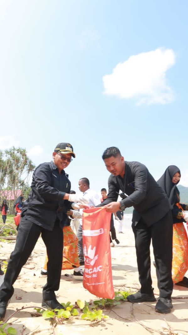 Banyuwangi Clean Up Day, Wabup Sugirah Bareng Ratusan Relawan Bersihkan Pantai Gumuk Kancil