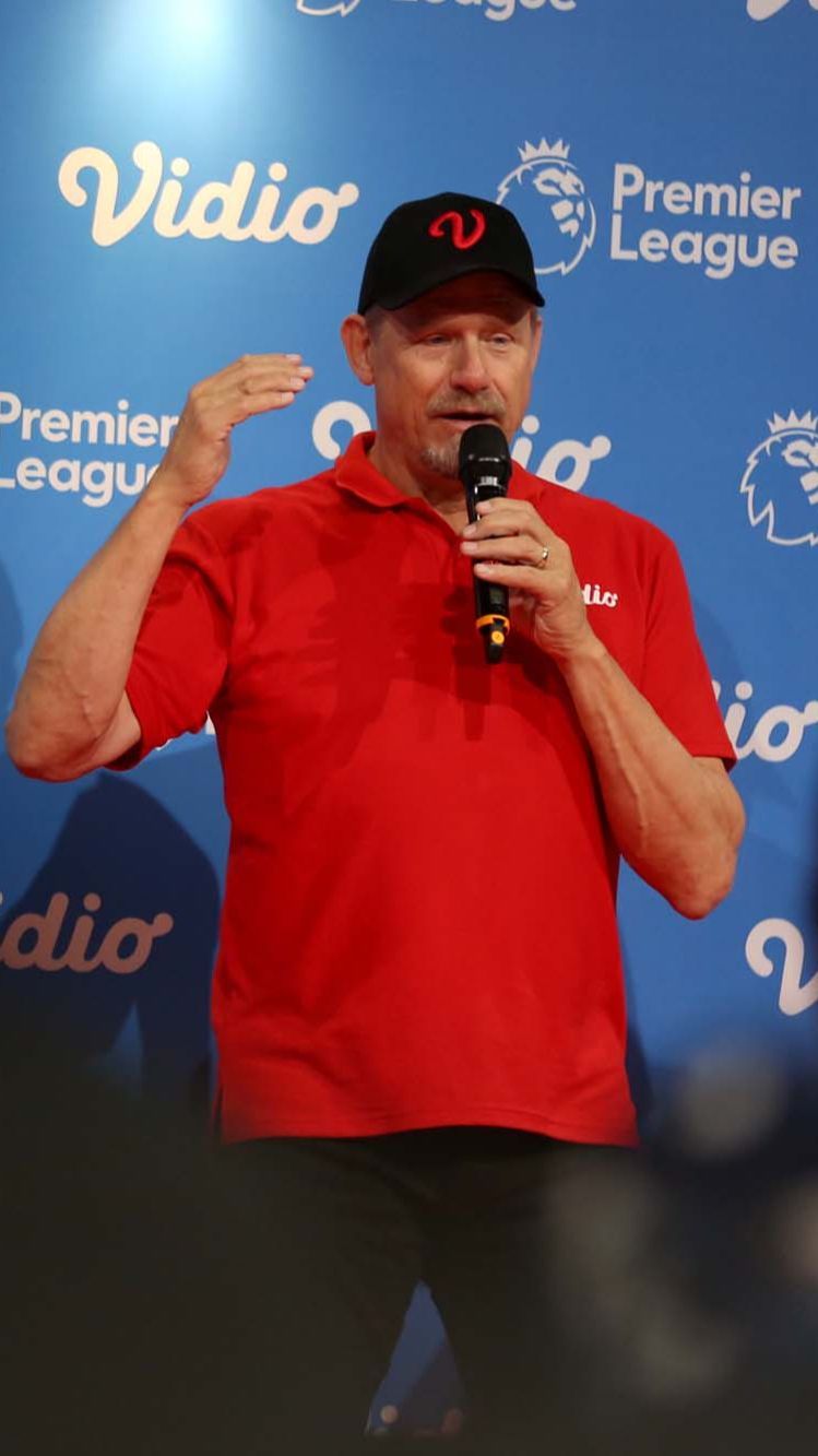 FOTO: Kiper Legendaris MU Peter Schmeichel Sambangi Indonesia dalam Vidio Premier League Festival