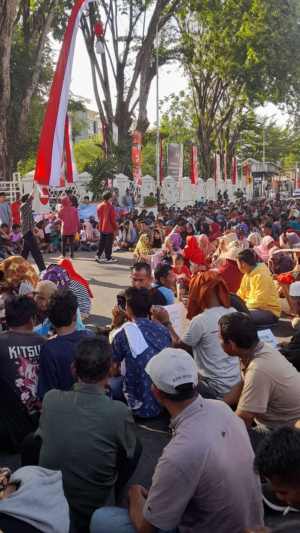 Kesal Selalu Tak Digubris, Warga Kabupaten Pasaman Geruduk Kantor Gubernur Sumbar Mahyeldi