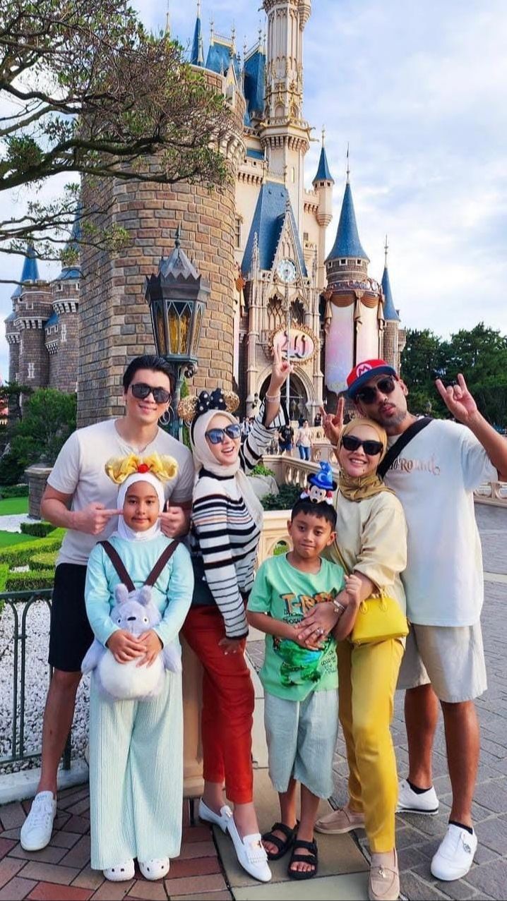 Momen Penuh Kehangatan Syahrini Bareng Keluarga Adik Liburan di Disneyland Jepang