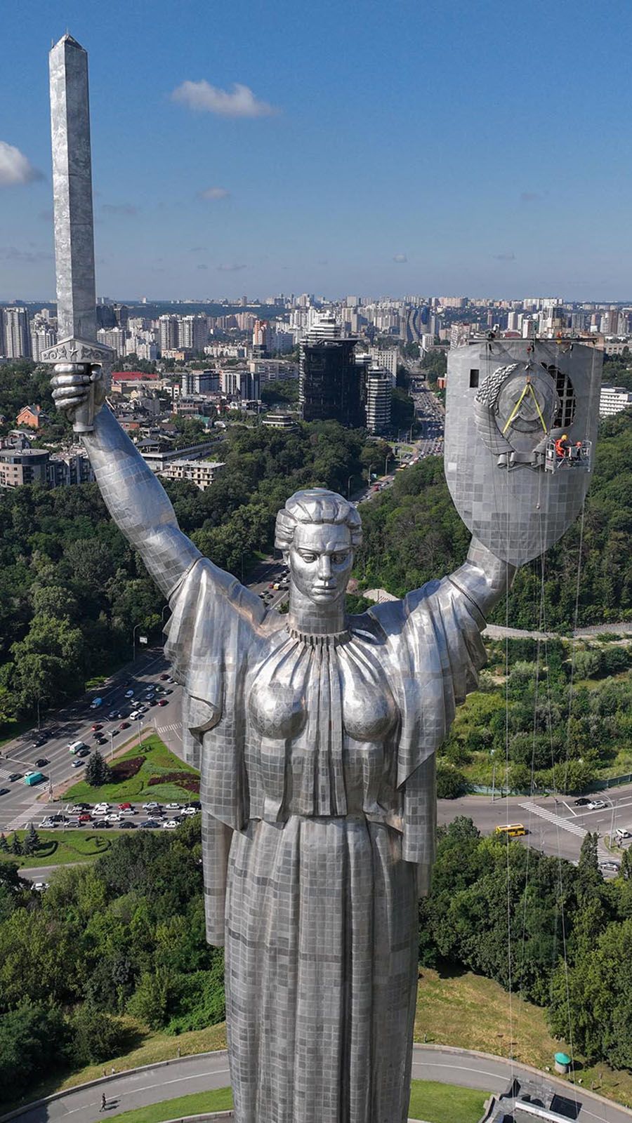 FOTO: Ukraina Copot Lambang Palu Arit di Monumen Ibu Pertiwi Peninggalan Uni Soviet