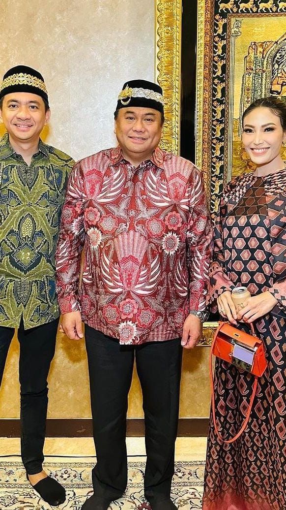 Cantiknya Ayu Dewi Foto bareng Politisi Konglomerat, Sosoknya Orang Terdekat Regi Datau