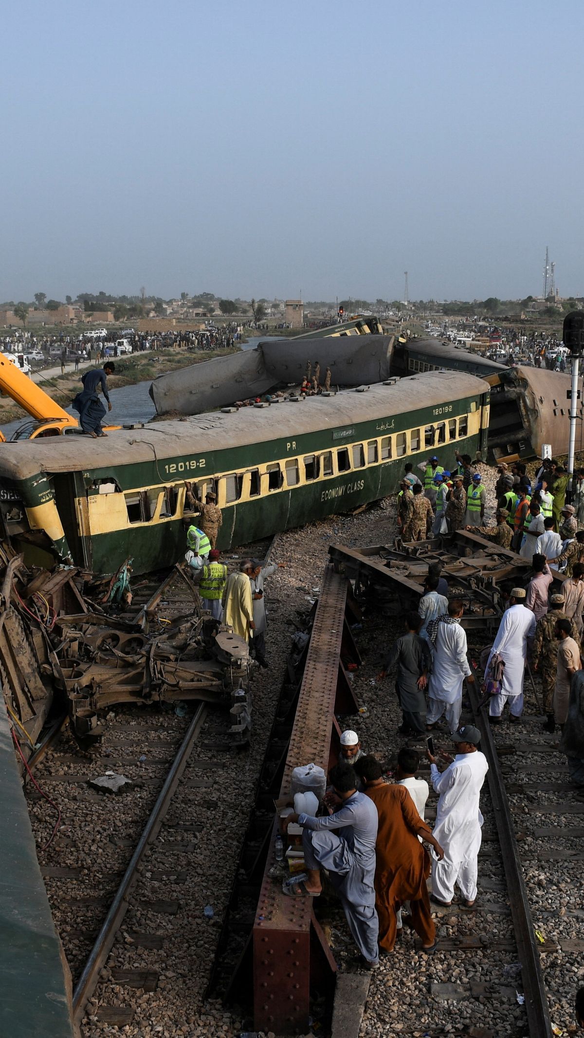 FOTO: Mengenaskan, Kereta Maut Pakistan Tewaskan 30 Penumpang dan Puluhan Luka-Luka Setelah 10 Gerbong Tergelincir