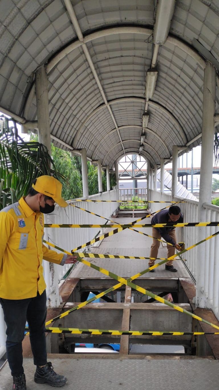 Melihat Lebih Dekat JPO Daan Mogot, Pelat Besi Dicuri Berulang Kali Karena Tak Ada CCTV