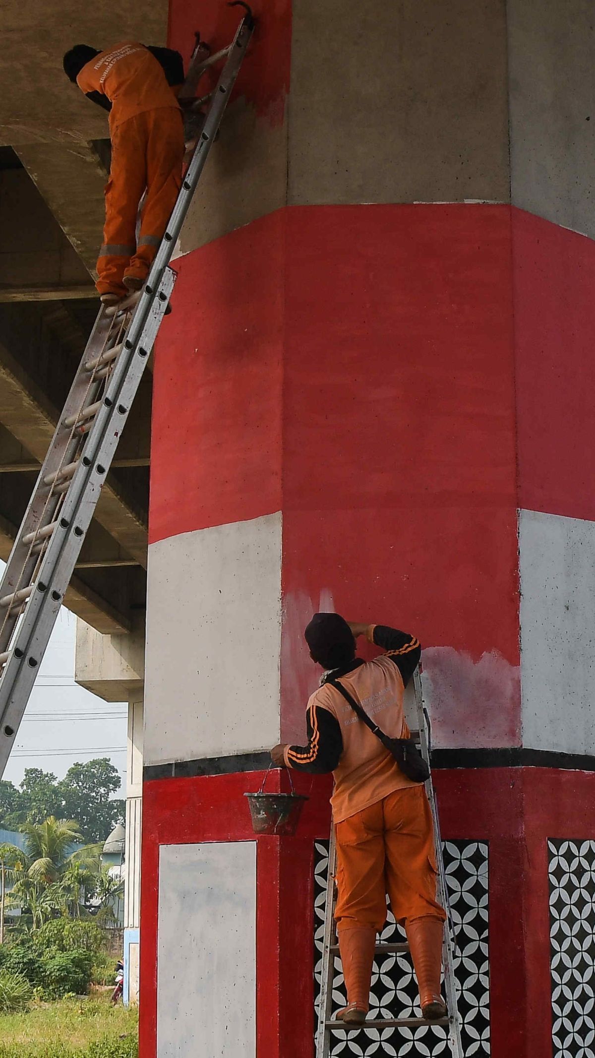 FOTO: Sambut HUT Kemerdekaan RI, Tiang Penyangga Tol Becakayu Dipercantik dengan Nuansa Merah Putih