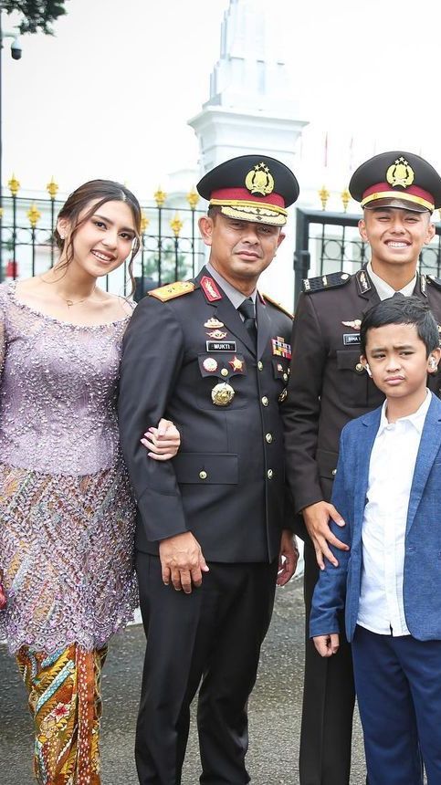 Gagahnya Ipda Bima Mukti Berseragam Foto Bareng Keluarga, Ayah Jenderal Polri,  Ibu &  Adiknya Cantik, Ada yang Taruna Akpol