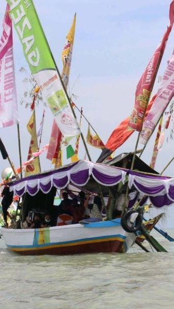 Serunya Tradisi Sedekah Laut di Brebes, Bentuk Rasa Syukur Para Nelayan