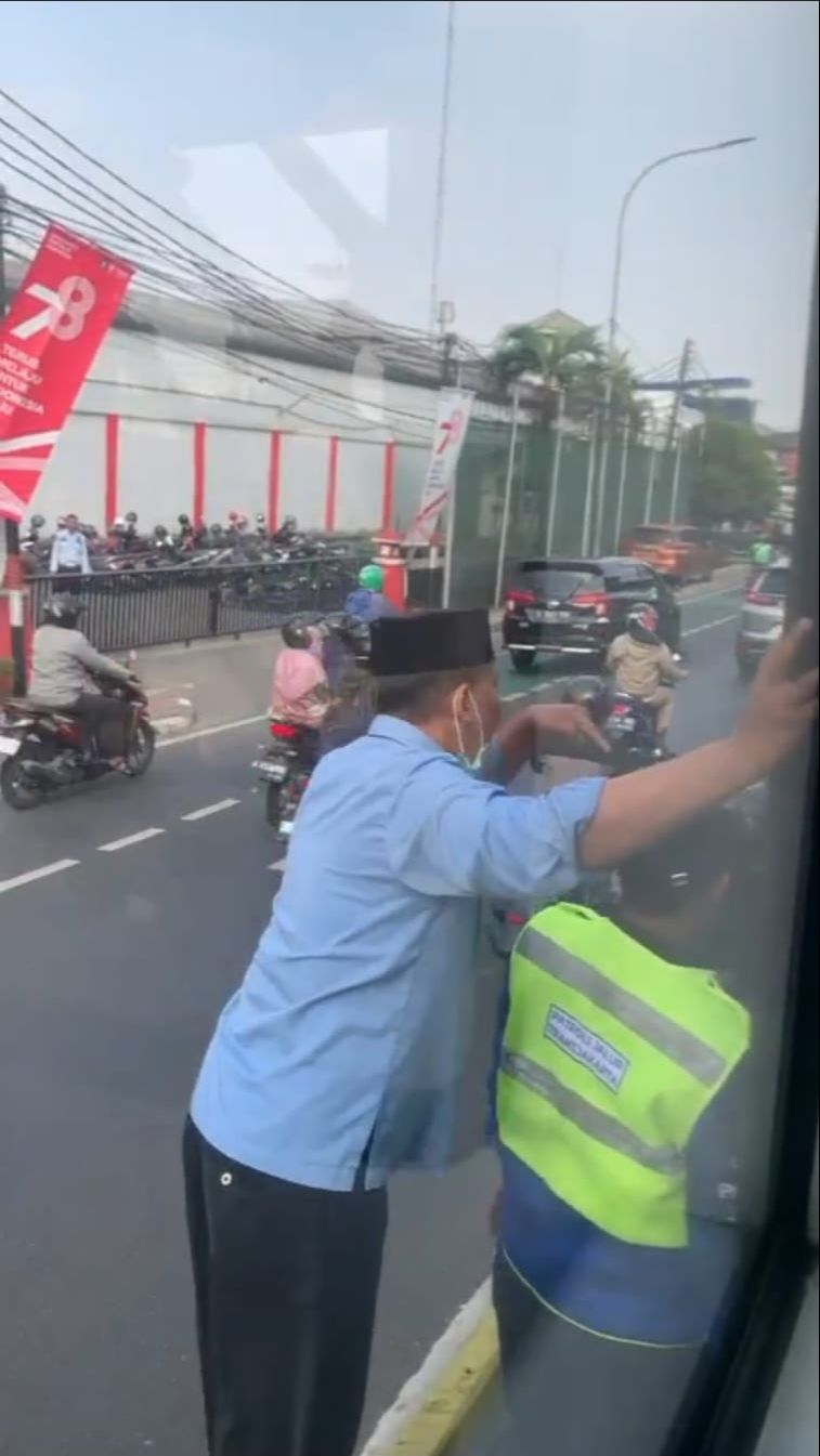 Sopir TransJakarta Ngamuk ke Puluhan Pemotor Lawan Arah di Busway: Sampai Malam Saya Tungguin!