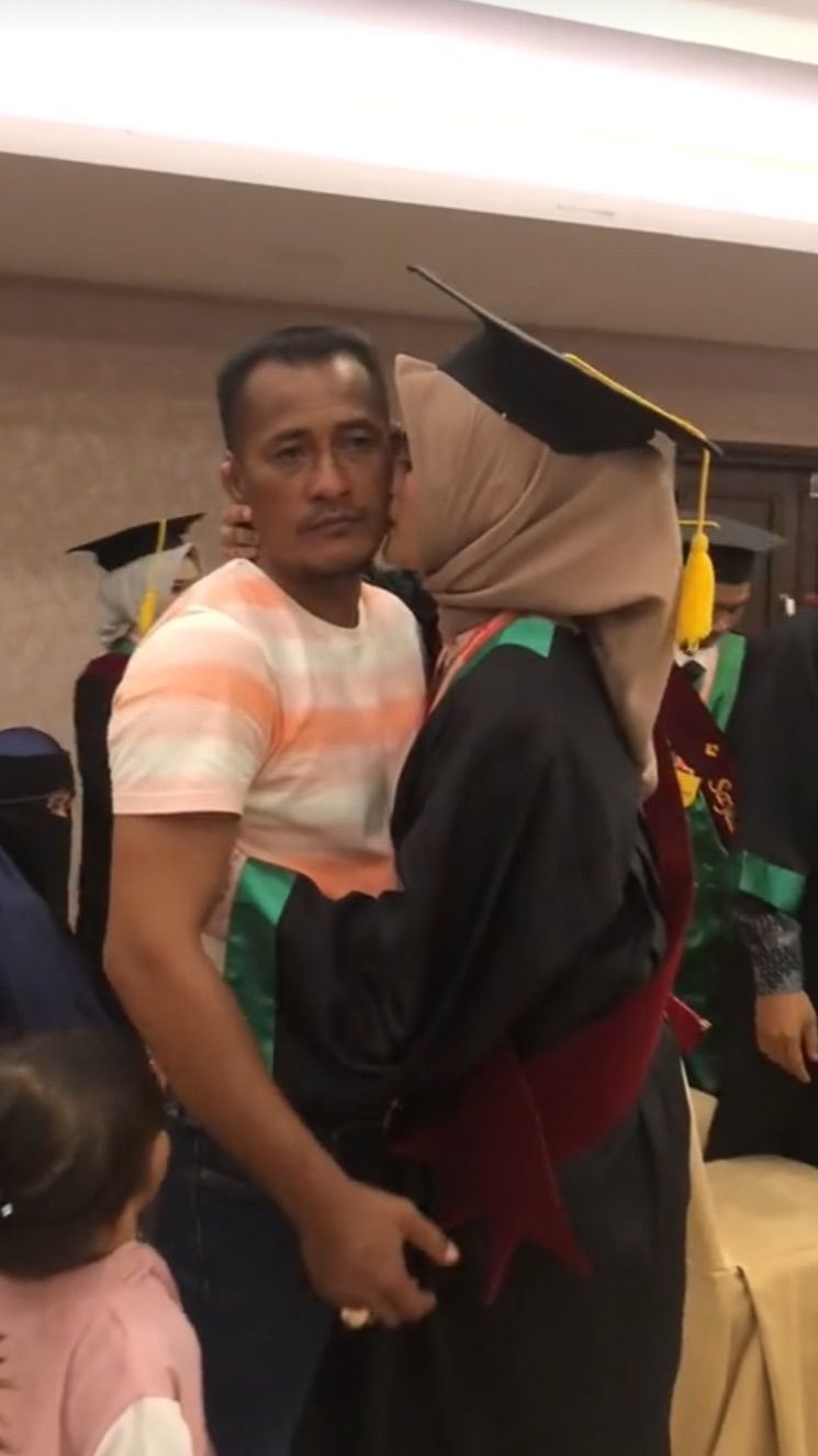 Tak Ingin Menangis, Begini Momen Ayah Tahan Air Mata Haru saat Wisuda Anak