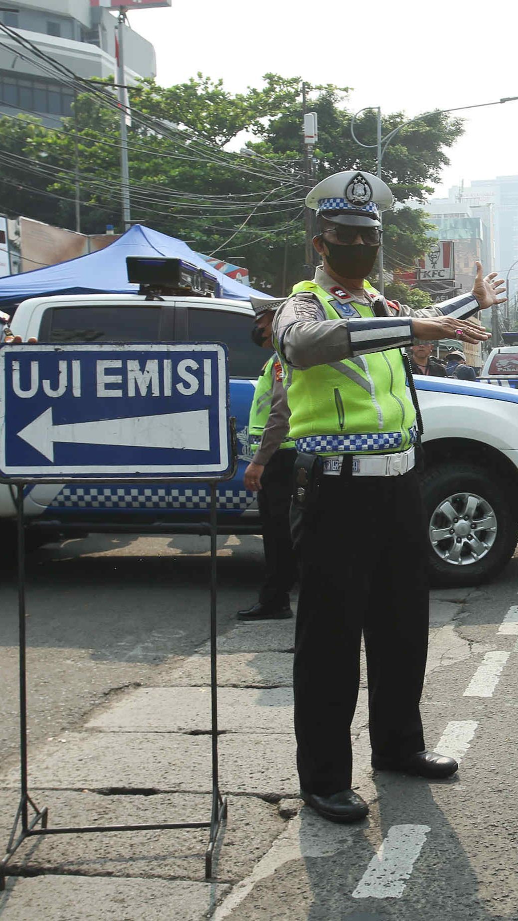 FOTO: Mulai Hari Ini, Kendaraan Tak Lolos Uji Emisi Didenda hingga Rp500 Ribu