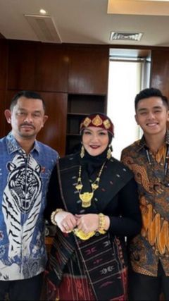 Senyum Manis Ipda Bima Mukti Anak Jenderal Polisi Pose Bareng Orangtua, Kompak Pakai Batik sama Sang Ayah, Ibunya Berbaju Adat