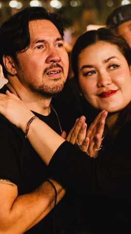 David Bayu Meneteskan Air Mata Dipelukan Sang Istri saat Teman-teman Musisi Menyanyikan Lagu NAIF di Synchronize Fest 2023