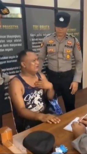 Potongan Rambut Cepak dan Berbadan Gede, Pria Ini Nangis Kejer di Kantor Polisi Ayamnya Hilang