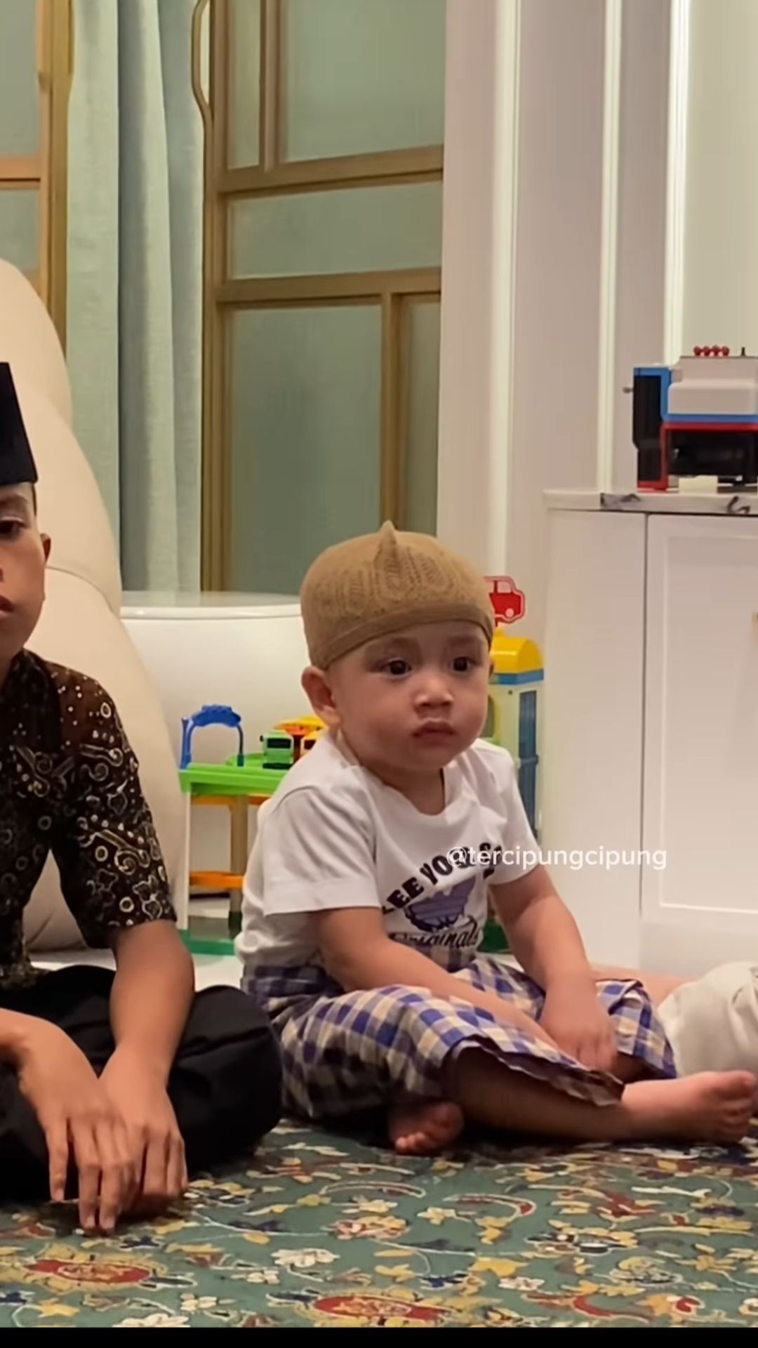 Gemas! 10 Potret Rayyanza Anak Raffi Ahmad dan Nagita Ikut Acara Pengajian, Pake Peci dan Sarung