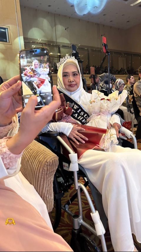 Sempat Koma, Intip Momen Ibunda Ria Ricis Jalani Wisuda Penghafal Al-Quran di Usia 59 Tahun