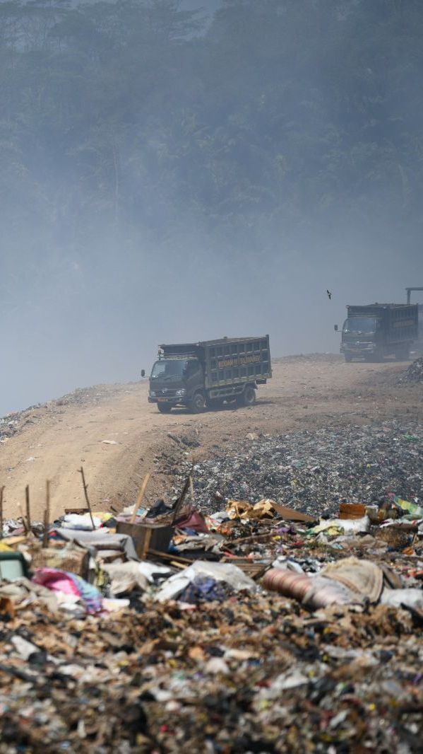 Pemprov Jabar Siapkan Anggaran Rp5,8 Miliar untuk Padamkan Kebakaran di TPA Sarimukti Pakai Lumpur dan Hujan Buatan