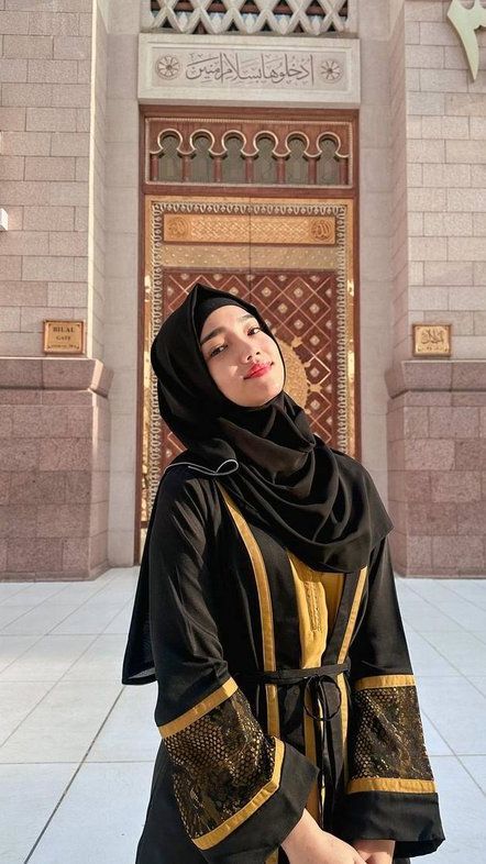 Fokus Jalani Ibadah Umrah, 8 Foto Fuji Saat Berhijab di Tanah Suci, Bikin Netizen Pangling!