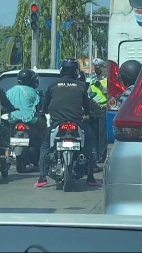 Viral Momen Penumpang Motor Hindari Tilang dengan Sembunyi Naik Bus, Aksinya Bikin Bingung Polisi