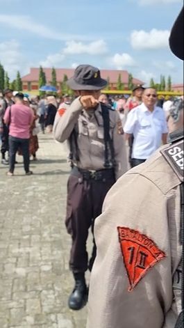 Momen Sedih Siswa Seba Polri saat Keluarga Tak Datang di Momen Kelulusan, Langsung Diajak Makan Komandan