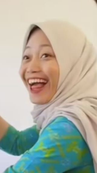 Viral Bu Guru Cantik Hapus Make Up Siswi yang Dandan ke Sekolah, Aksi Dipuji Warganet