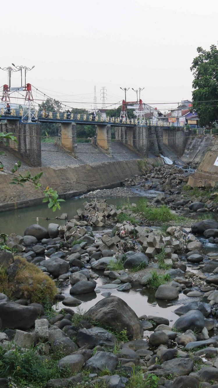 FOTO: Penampakan Bendungan Katulampa, Biasanya Airnya Meluap-Luap, Kini Kering Kerontang