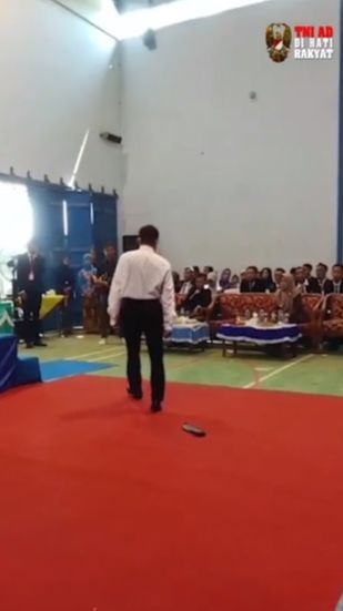 Ingat Siswa yang Sol Sepatunya Copot Saat Wisuda? Kini Jadi Calon Bintara TNI AD Sekeluarga Nangis Bahagia