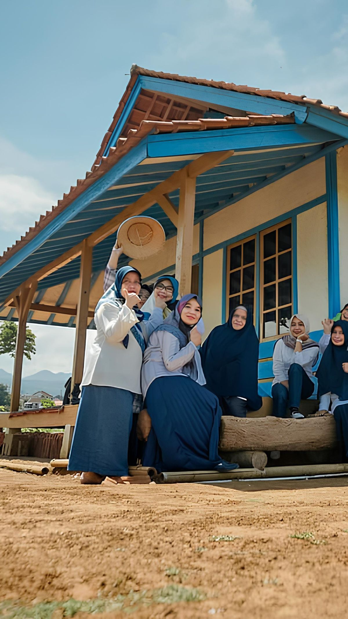 Sensasi Wisata di Kampung Kawangi Sumedang, Makan Menu Sunda di Rumah Panggung Kuno Tengah Sawah