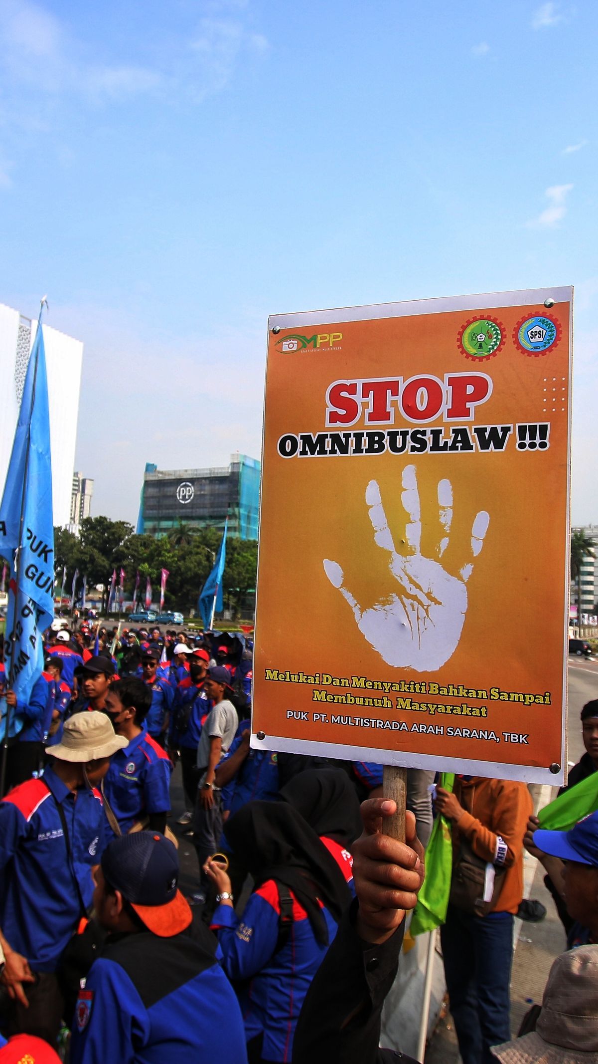 FOTO: Aksi Massa Buruh Menuntut Omnibus Law Cipta Kerja Dicabut Masih Berlanjut di Kawasan Patung Kuda