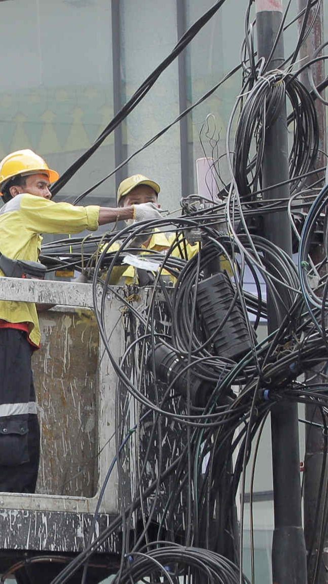 FOTO: Beginilah Penampakan Kabel Kusut di Kapten Tendean yang Sedang Dibenahi Petugas Dinas Bina Marga DKI Jakarta