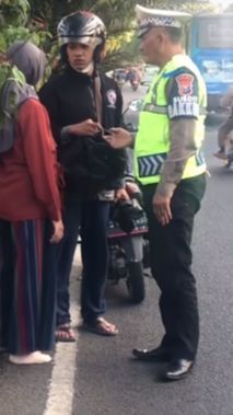 Aksi Patwal Polisi Hampiri Pemotor Menepi Pinggir Jalan, Ternyata Ibu Hamil lagi Keram langsung Gas ke RS