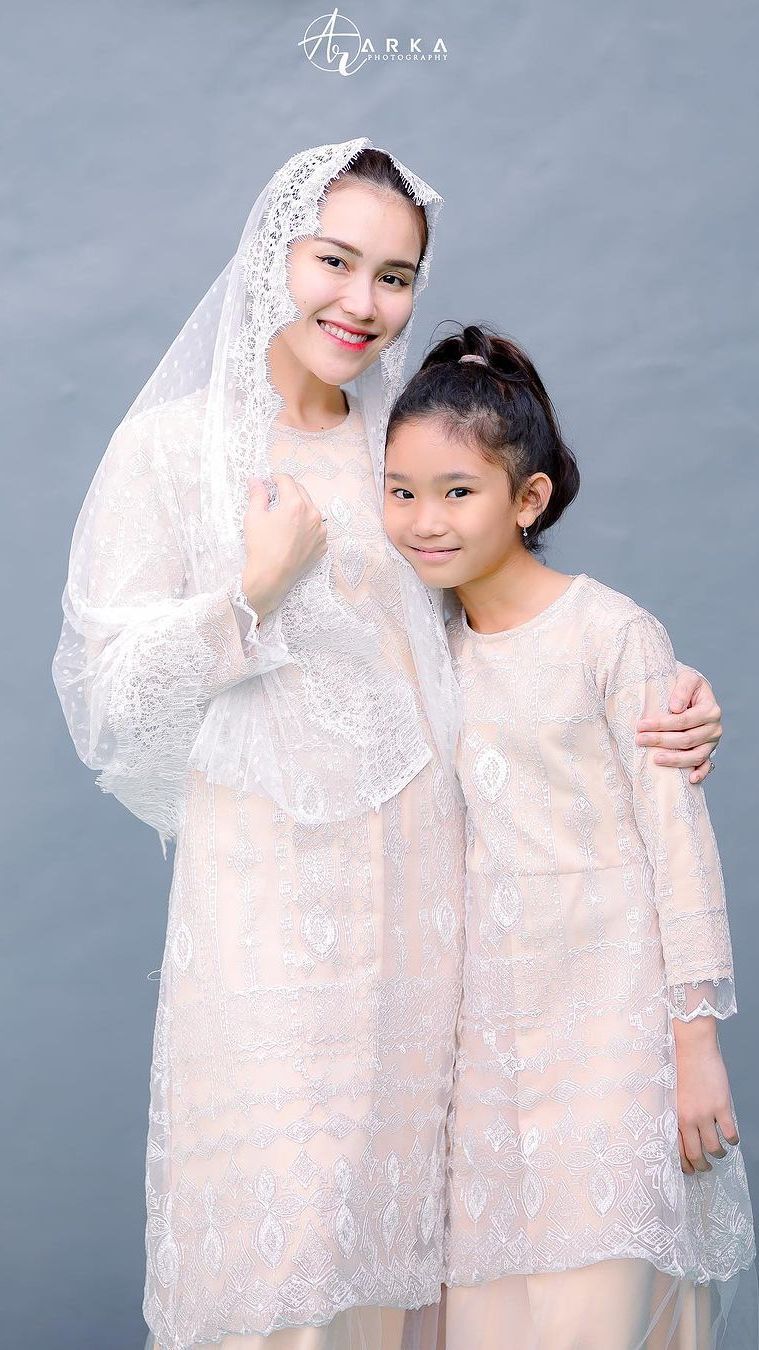 Memasuki Usia Remaja, Ukuran Sepatu Bilqis Anak Ayu Ting Ting Kini Sudah Sama dengan Sang Ibu.