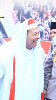 Komandan Brimob Kaget Langsung Lari & Bersimpuh di Kaki Ulama Keturunan Nabi Muhammad, Sampai Berkali-kali Sungkem