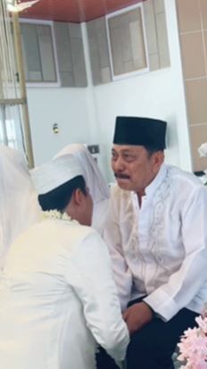 Berusaha Tegar Tahan Air Mata, Ayah Pengantin Ini Tangisnya Pecah saat Momen Sungkeman